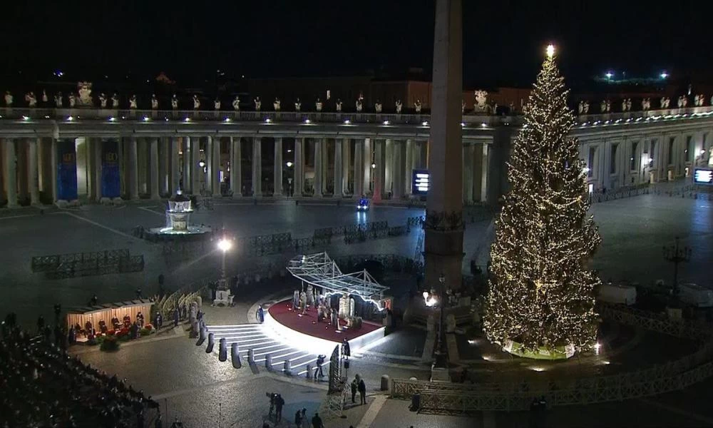 Βατικανό: Φωτίστηκαν χριστουγεννιάτικο δέντρο και φάτνη
